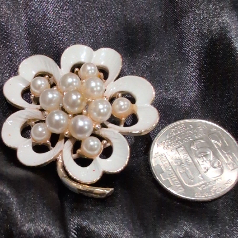 Elegant White Floral Pearl Brooch - Picture 8 of 8